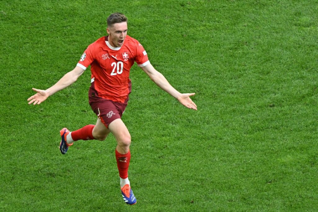 Michel Aebischer comemora gol da Suíça