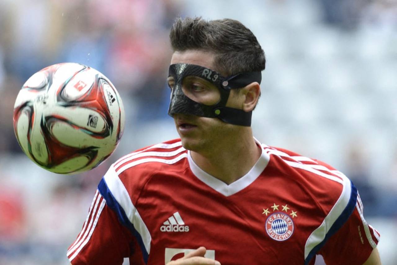 Lewandowski sofreu uma fratura no rosto em 2015. Foto: CHRISTOF STACHE/AFP