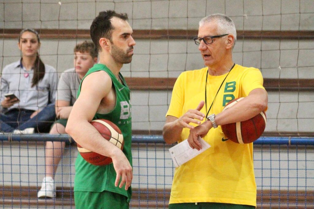 Petrovic em conversa com Benite durante treino da Seleção. Foto: Reprodução/Basquete