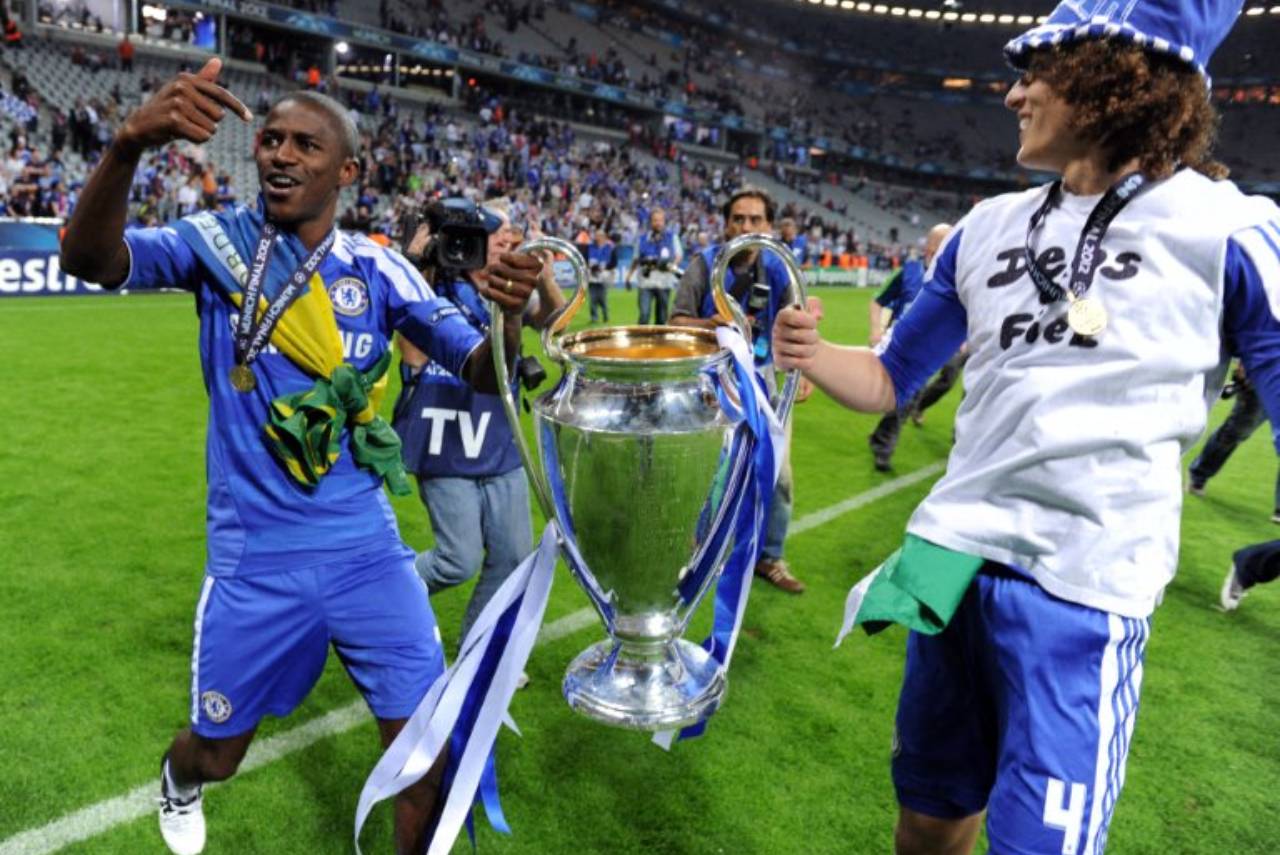 Ramires e David Luiz venceram juntos a Liga dos Campeões pelo Chelsea. Foto: PATRIK STOLLARZ/AFP