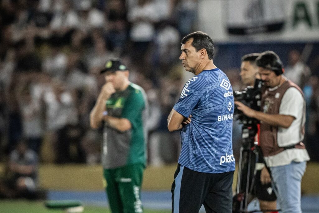 Técnico do Santos durante empate contra o Mirassol