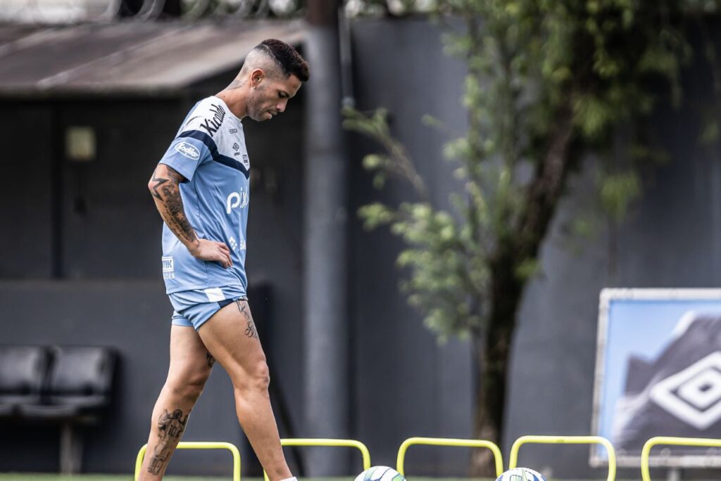 Carabajal em treino do Santos