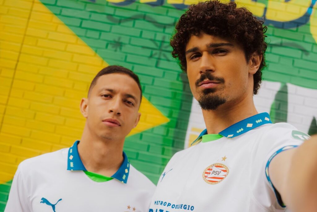 Mauro Júnior e André Ramalho com o novo uniforme do PSV