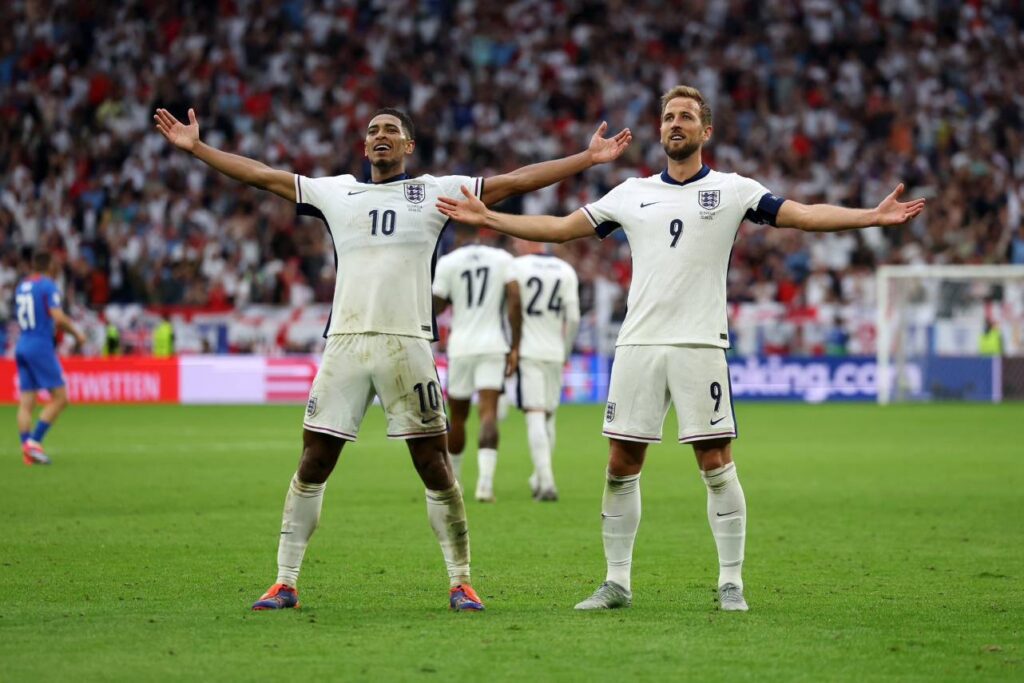 Bellingham e Kane celebrando o gol de empate da Inglaterra. Foto: Reprodução/X