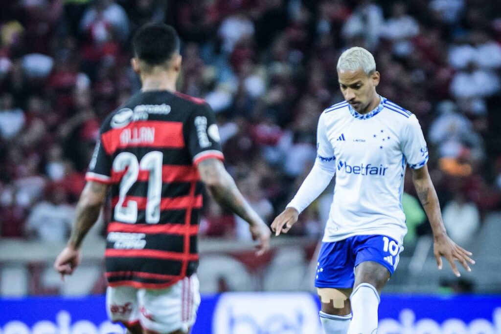 Flamengo vence e segura primeiro lugar na classificação. Foto: Gustavo Aleixo/Cruzeiro