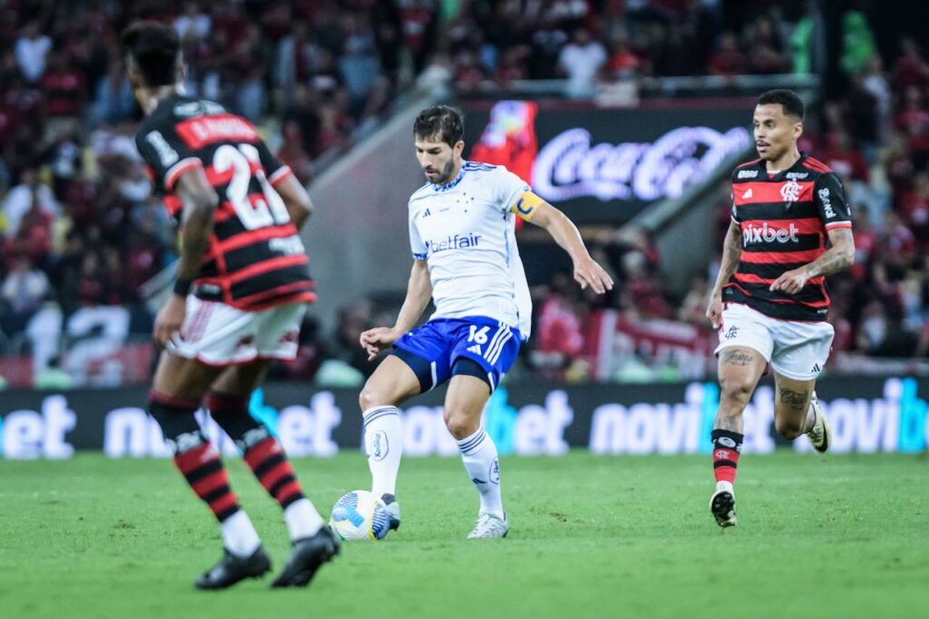 O Flamengo precisou reagir ao empate do Cruzeiro. Foto: Gustavo Aleixo/Cruzeiro