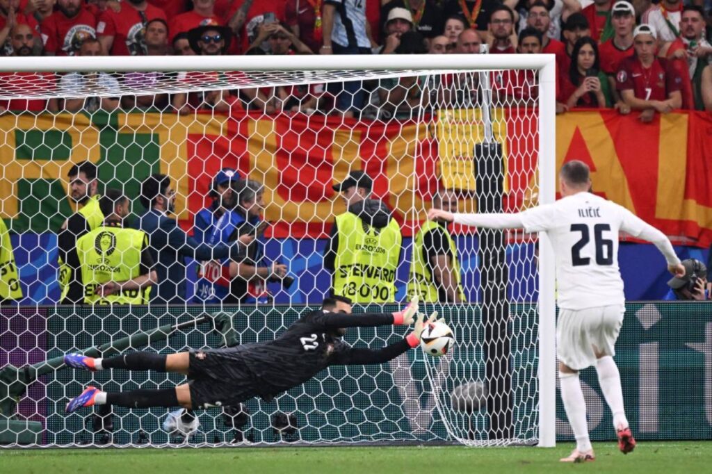 Diogo Costa foi o heroi da classificação portuguesa. Foto: KIRILL KUDRYAVTSEV/AFP