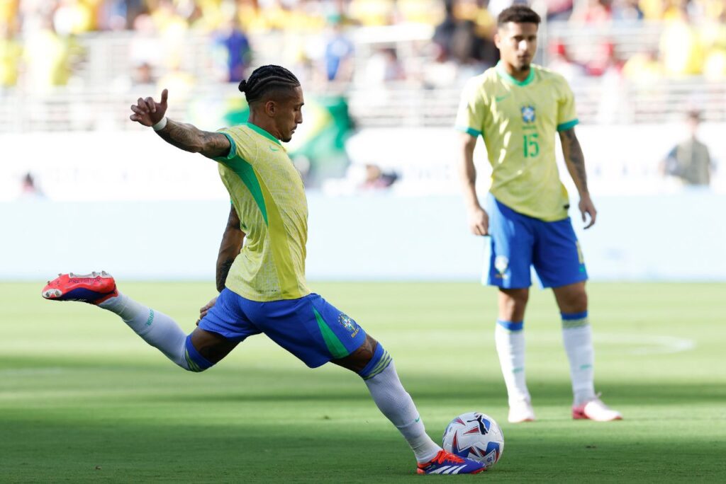Raphinha fez belo gol de falta pelo Brasil