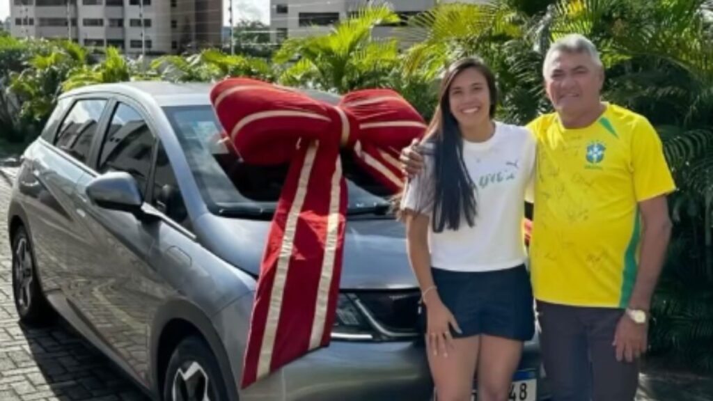 Antônia Silva, da Seleção Feminina, presenteia o pai com carro novo