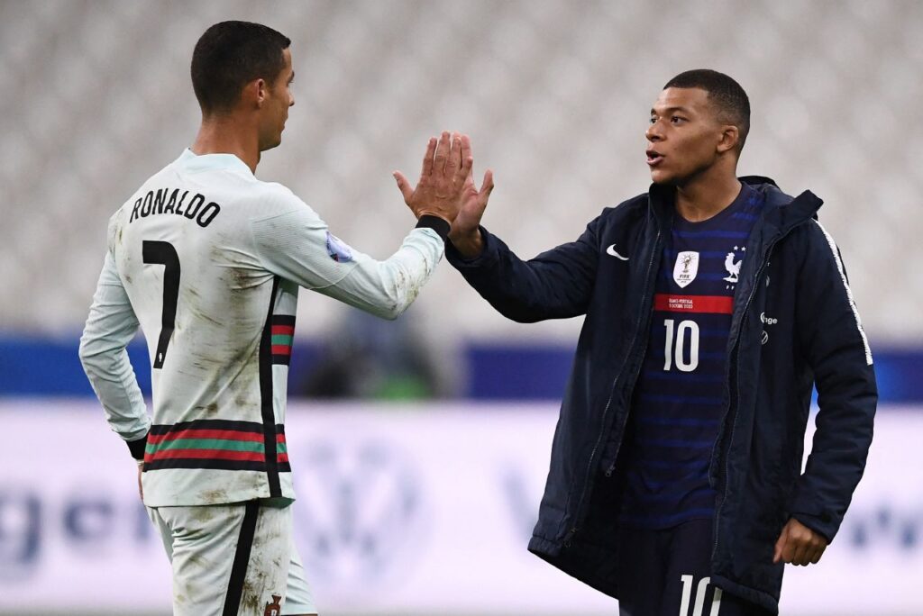Cristiano Ronaldo e Mbappé em partida disputada em 2020