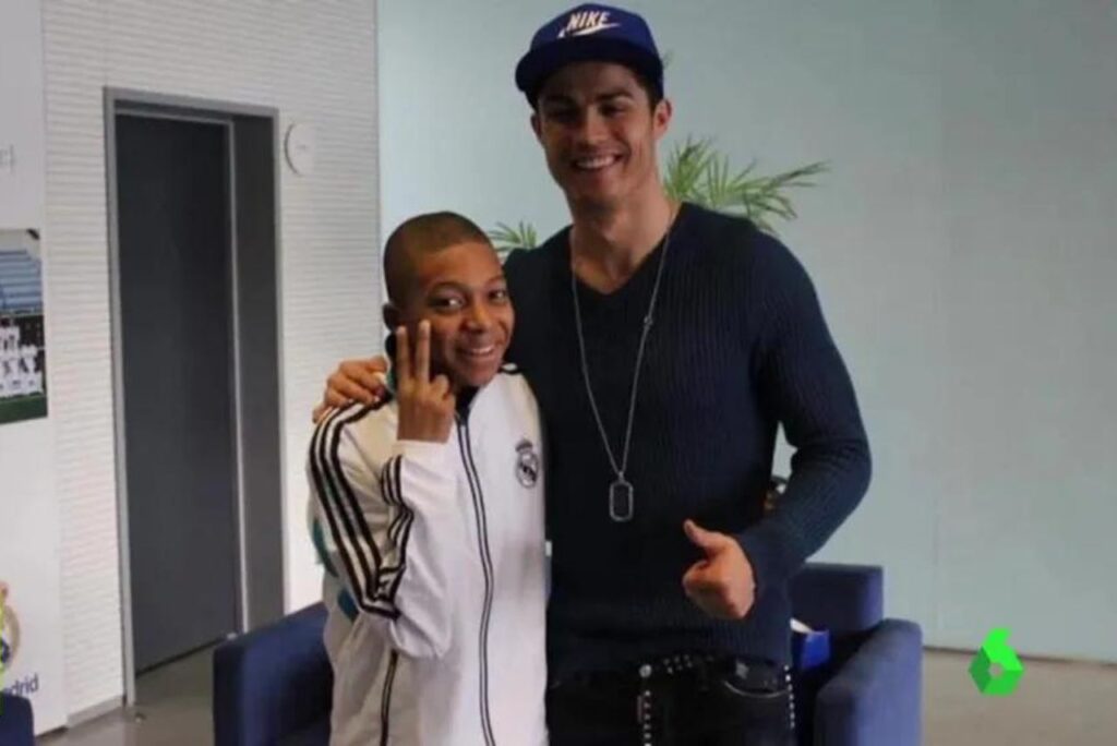 Encontro entre Mbappé e Cristiano Ronaldo em 2009 (Foto: Reprodução)