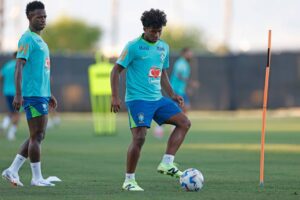 Vini Jr e Endrick juntos durante o treino da Seleção Brasileira. Foto: Rafael Ribeiro/CBF