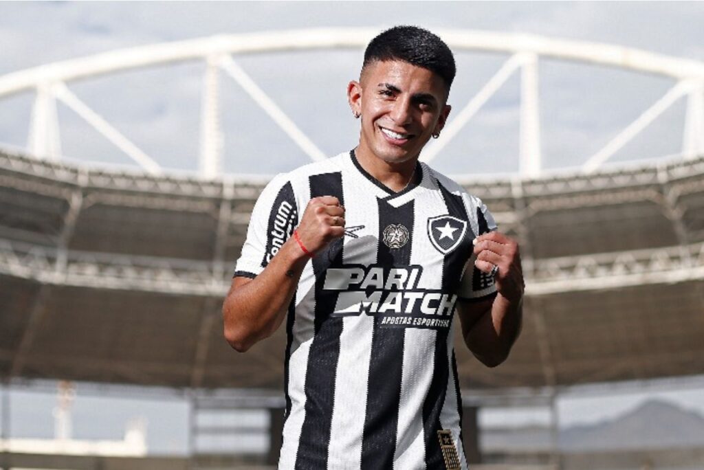 Thiago Almada com a camisa do Botafogo