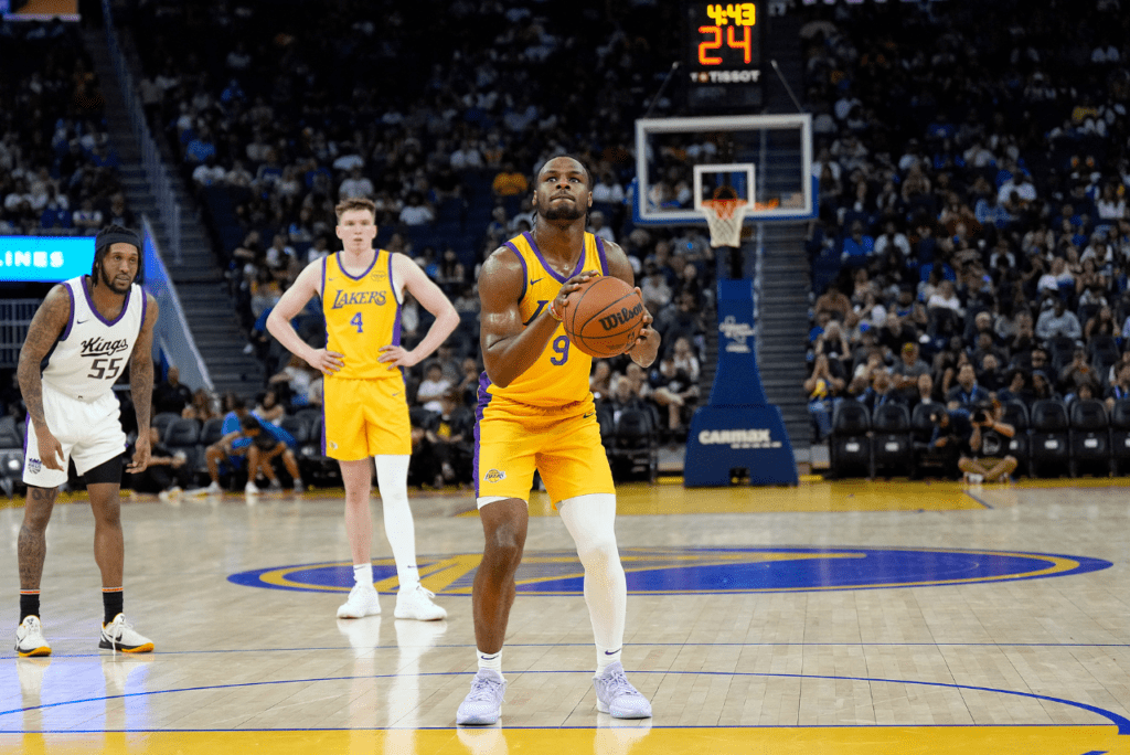 Bronny James tem estreia discreta com a camisa do Lakers