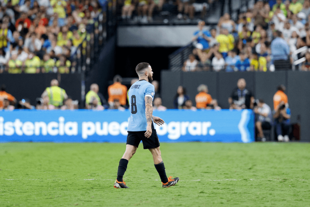 Nández foi expulso após falta dura em Rodrygo, camisa 10 do Brasil