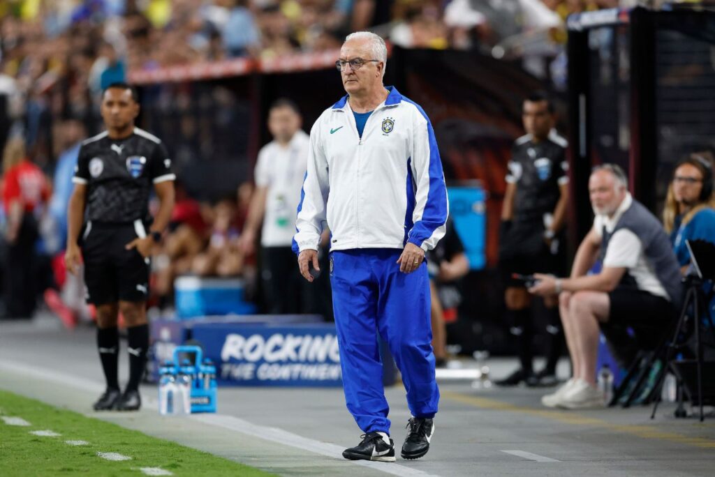 Dorival Júnior durante eliminação da Seleção Brasileira