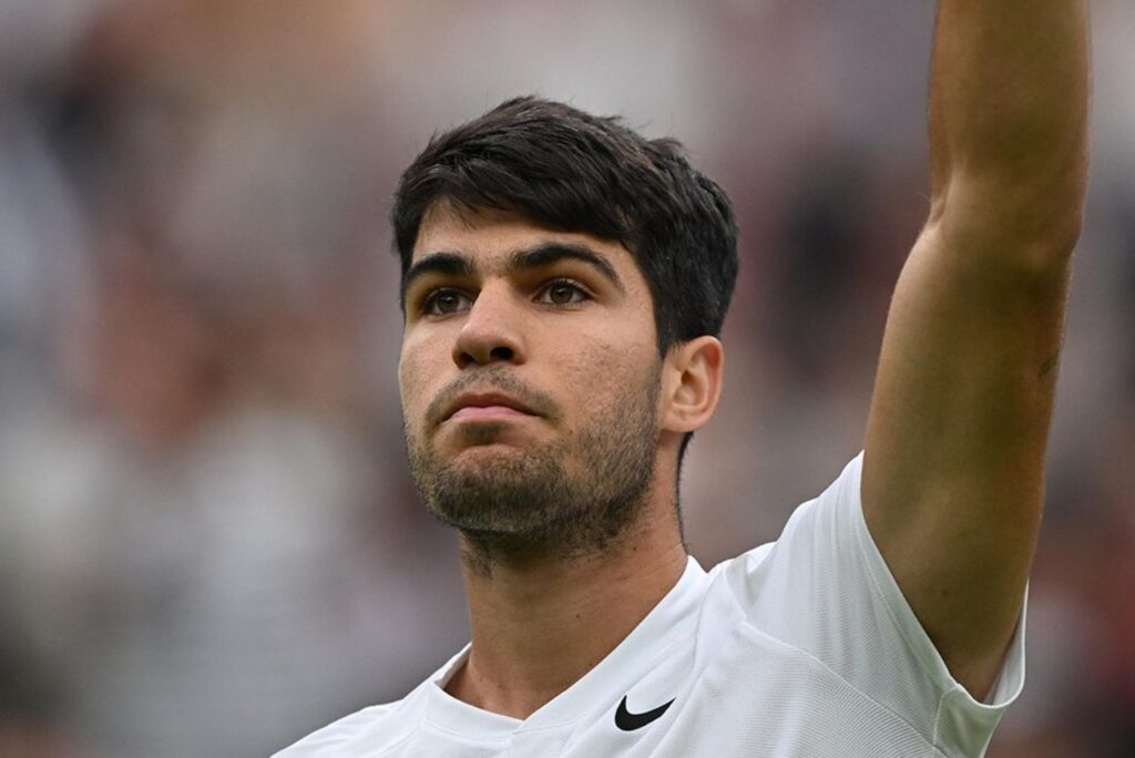 Alcaraz durante vitória em Wimbledon