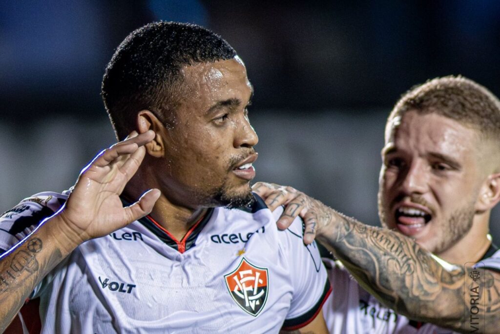 Alerrandro comemora gol pelo Vitória