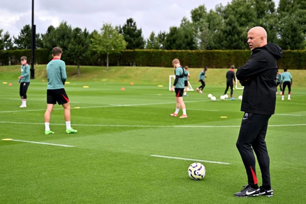 Arne Slot em treino do Liverpool no último domingo (7)