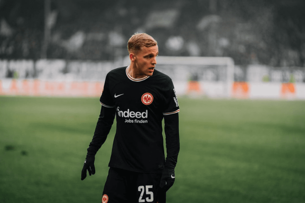 Donny Van de Beek atuou pelo Frankfurt na última temporada