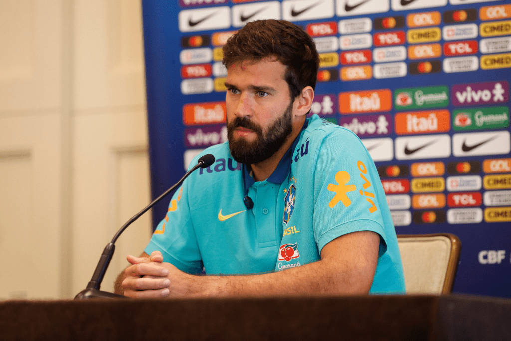 Alisson é o concorrente direto de Ederson pela titularidade na Seleção