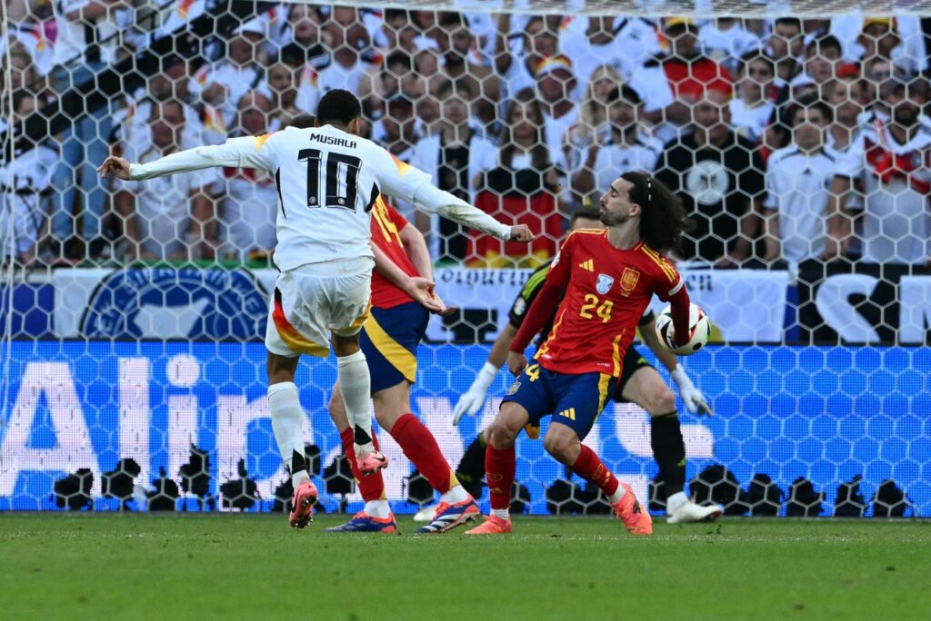 Toque de mão de Cucurella motivou polêmica nas quartas da Eurocopa (Foto: Thomas Kienzle/AFP)