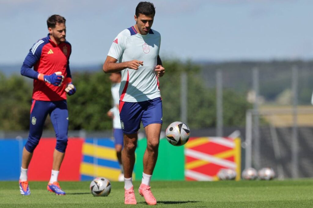 Rodri pediu atenção especial sobre Mbappé. Foto: LLUIS GENE/AFP