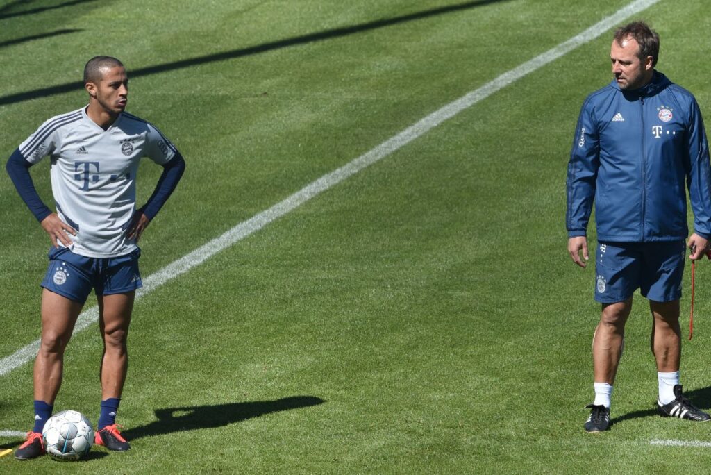 Thiago Alcântara e Hansi Flick em treino do Bayern