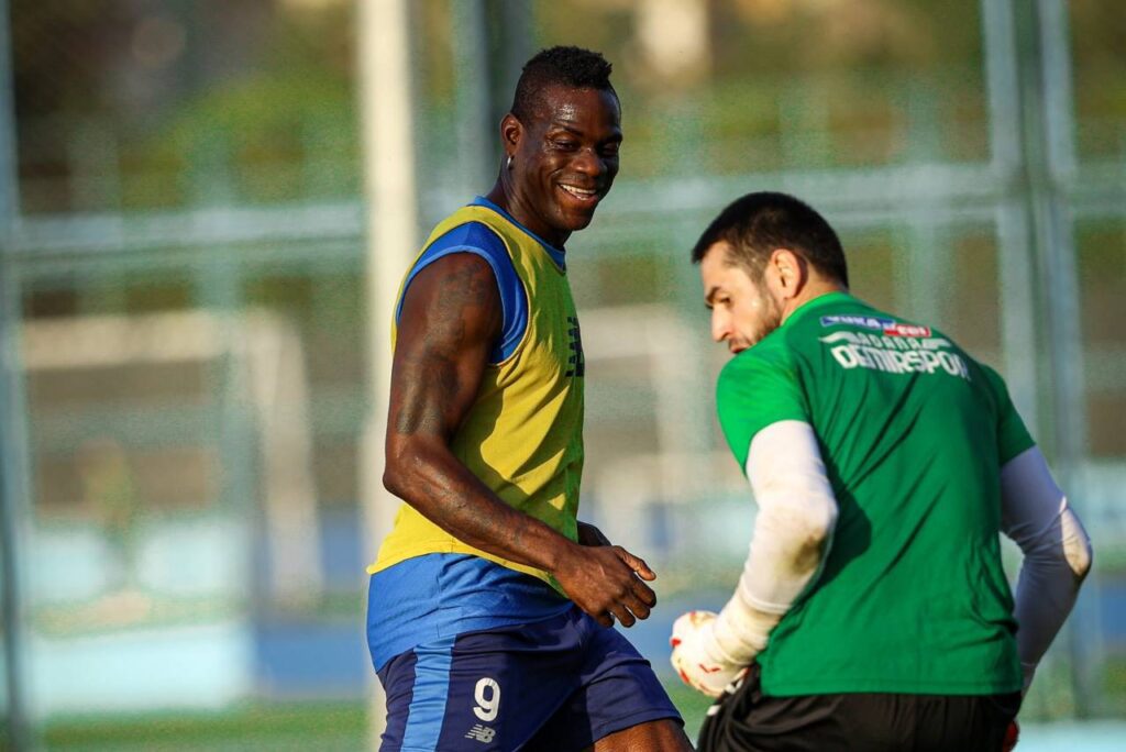 Balotelli estava atuando no futebol da Turquia e está sem clube no momento. Foto: Reprodução/X