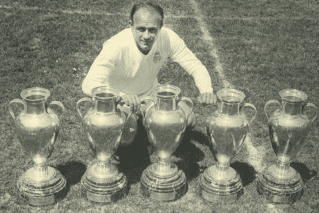 Alfredo DI Stéfano fez história cpm a camisa 9 do Real Madrid