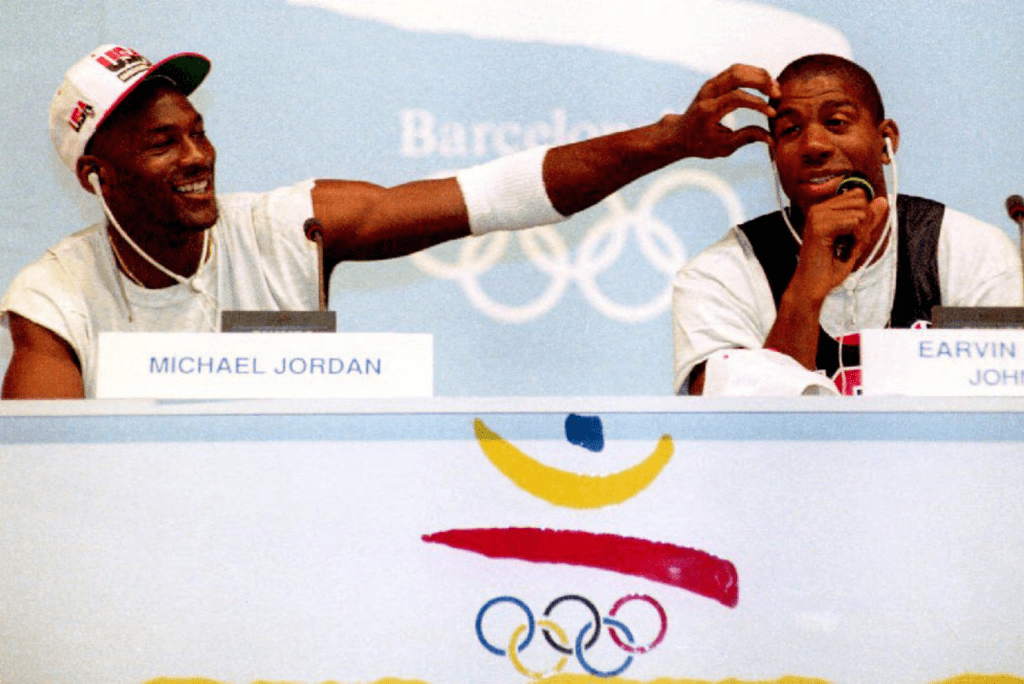 Michael Jordan (esq.) e Magic Bird (dir.) eram os principais jogadores do Dream Team original