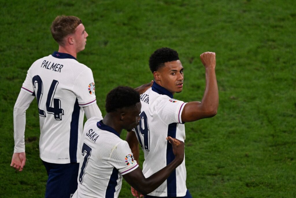 Watkins contou com ajuda Palmer em gol salvador da Inglaterra (Foto: Kirill Kudryavtsev/AFP)