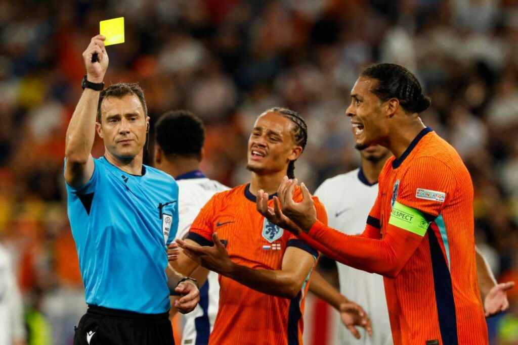 Van Dijk ficou insatisfeito com a postura do arbitro da partida. Foto: ODD ANDERSEN/AFP