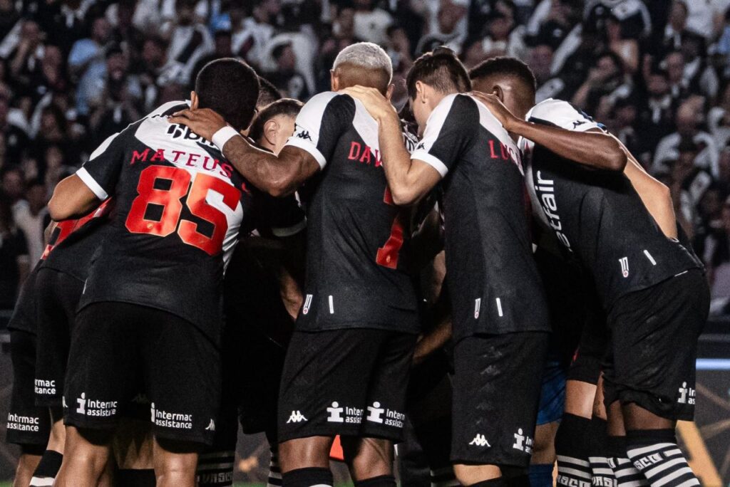 Jogadores do Vasco durante partida contra o Corinthians