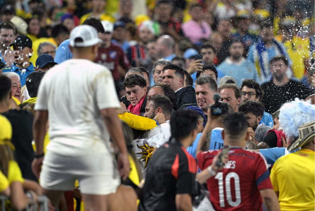 Partida entre Uruguai e Colômbia teve confusão nas arquibancadas (Foto: Juan Mabromata/AFP)