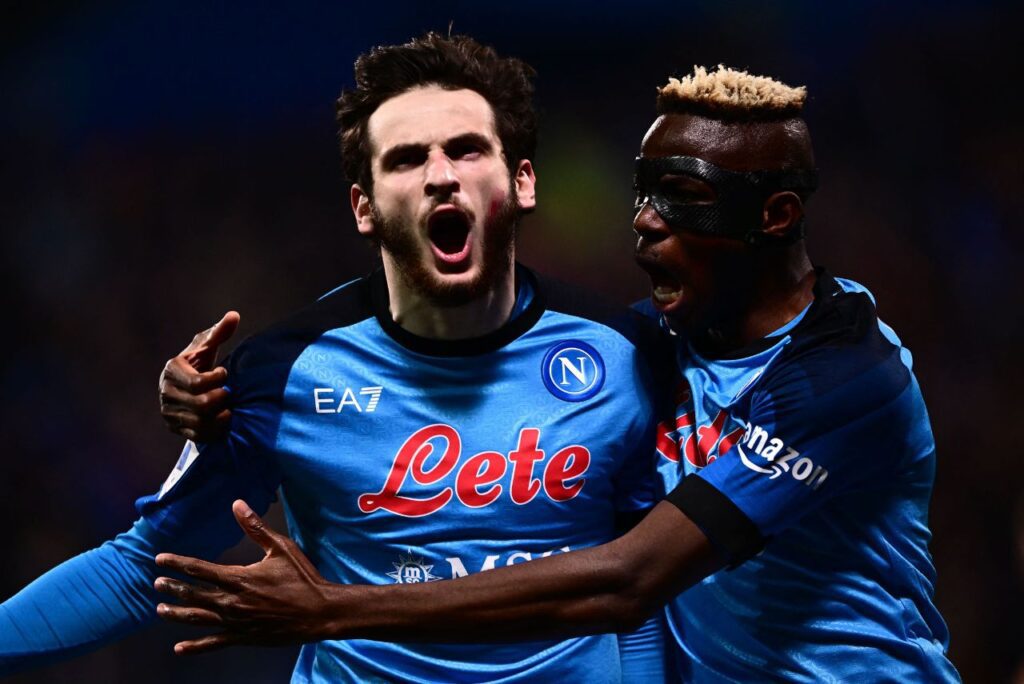 Khvicha Kvaratskhelia e Victor Osimhen, do Napoli, estão na mira do PSG (Foto: Marco Bertorello/AFP)