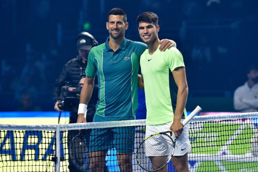 Djokovic e Alcaraz em partida de exibição em 2023 (Foto: AFP)