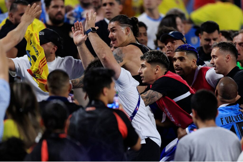 Jogador uruguaio Darwin Núñez em confusão com torcedores da Colômbia (Foto: Buda Mendes/Getty Images via AFP)