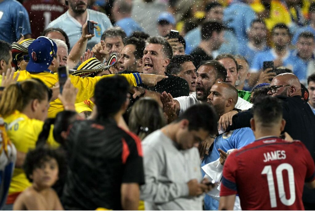 Confusão envolvendo jogadores do Uruguai será investigada pela Conmebol (Foto: Juan Mabromata/AFP)