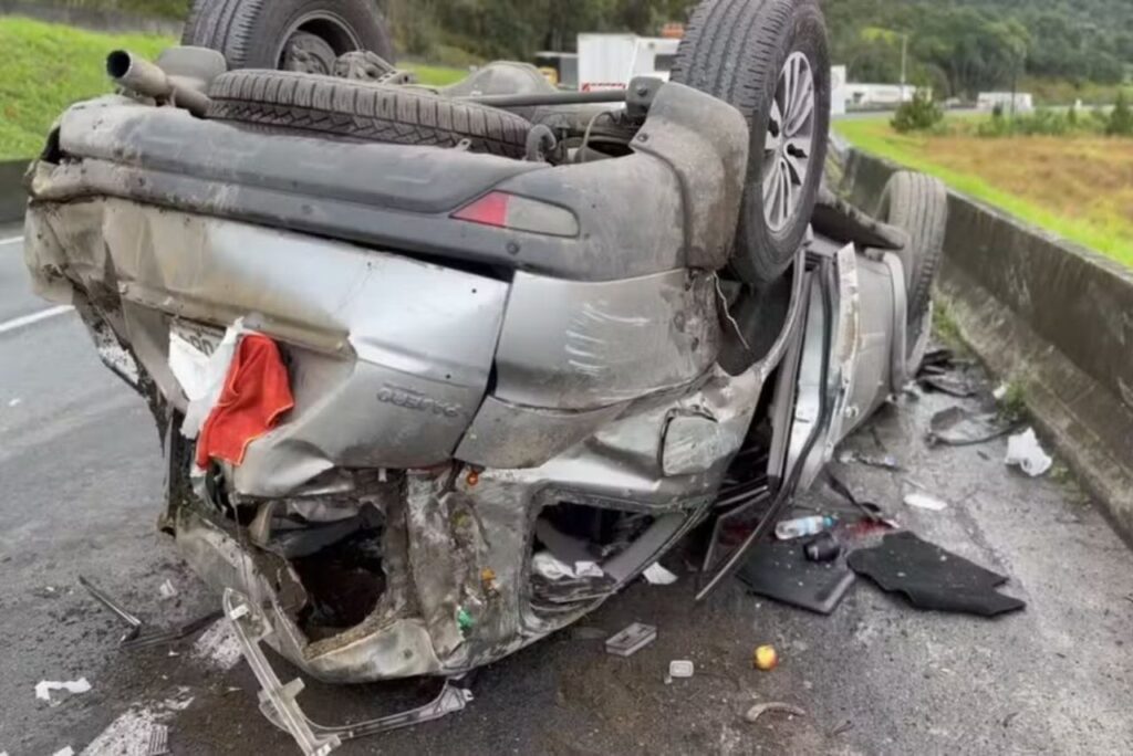 Carro de Dunga após acidente no Paraná (Foto: Reprodução)