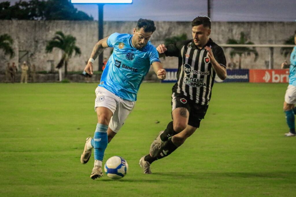 O Confiança marcou o golaço já no fim do jogo. Foto: Mikael Machado/ADC