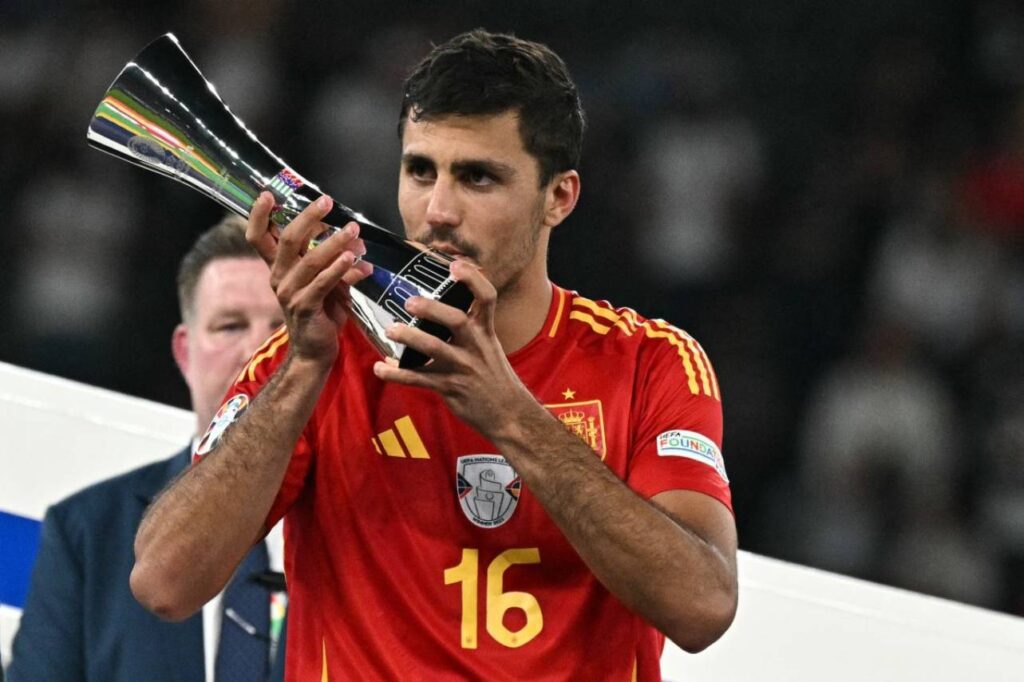 Rodri recebendo seu prêmio após a conquista da Espanha. Foto: Javier Soriano/AFP