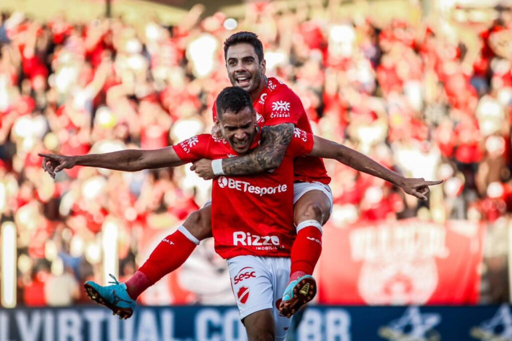 O Vila Nova marcou o gol da virada já no fim do jogo. Foto: Beto Corrêa/Vila Nova.