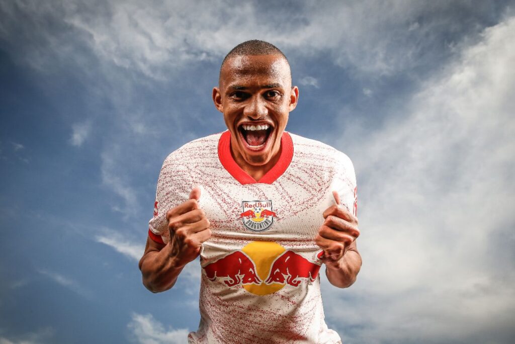 Jhon Jhon com a camisa do Red Bull Bragantino