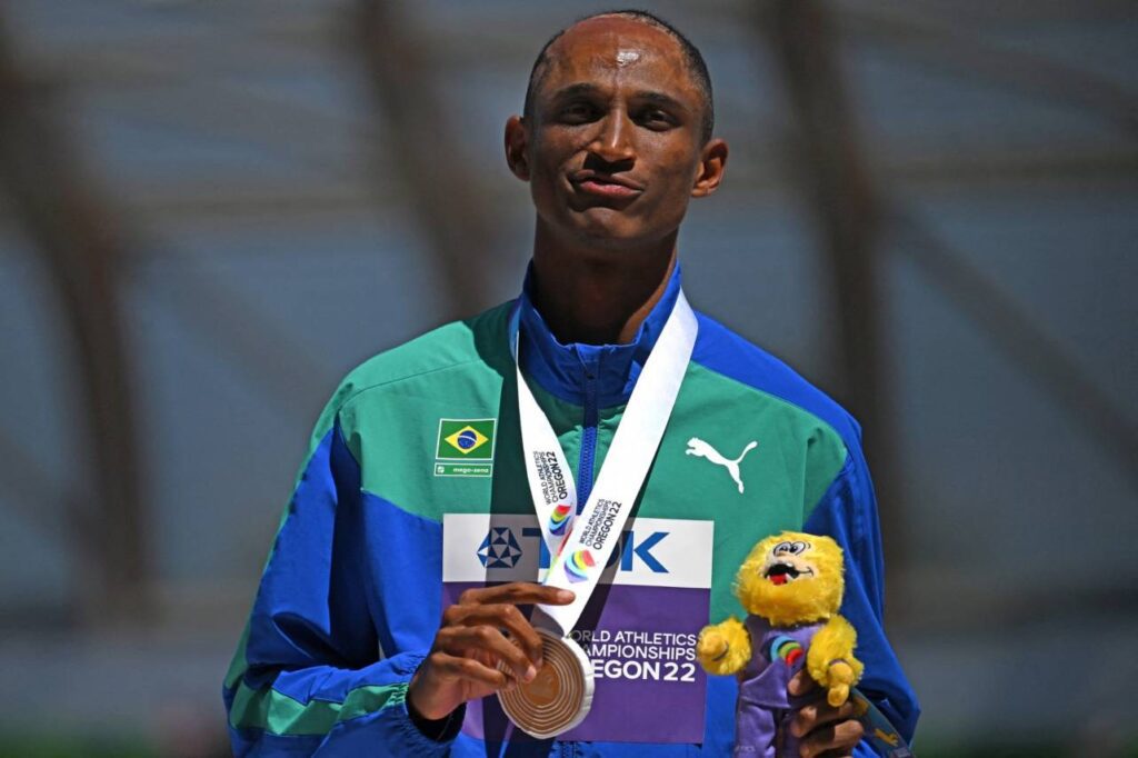 Alison dos Santos com a medalha de campeão do mundo. Foto: BEN STANSALL/AFP