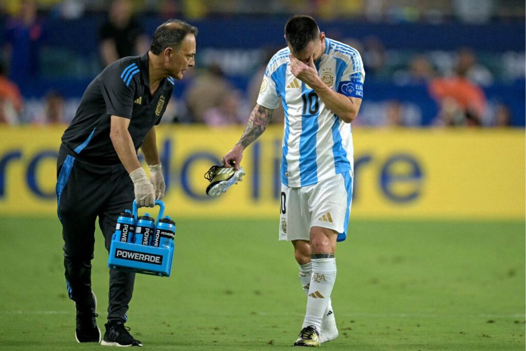 Messi deixou o gramado aos prantos na final da Copa América (Foto: Juan Mabromata/AFP)