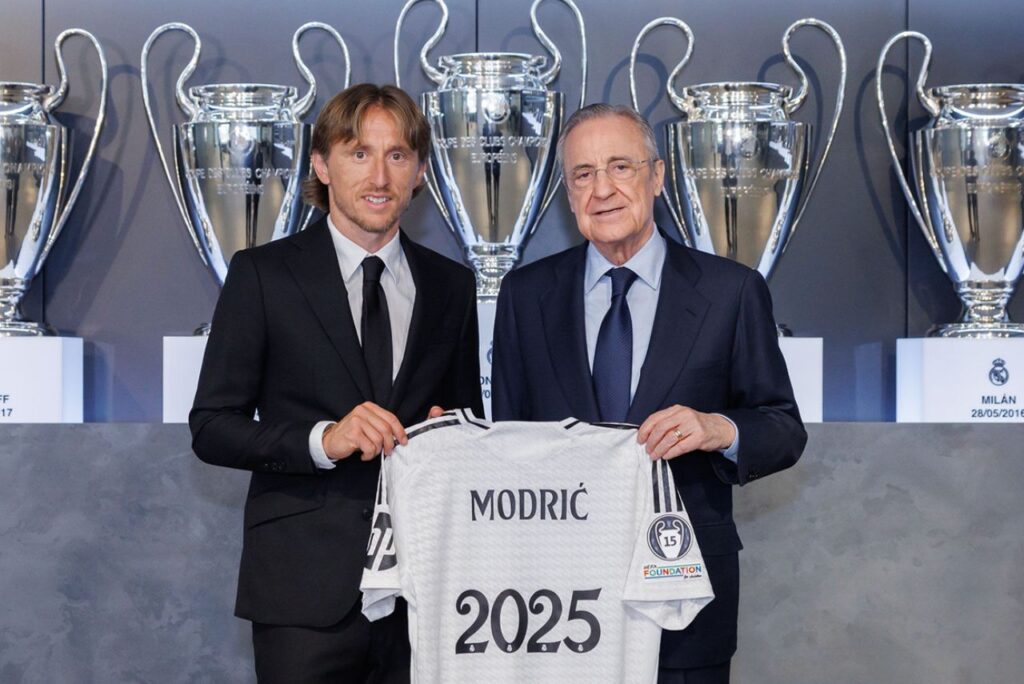 Modric ao lado de Florentino Pérez, presidente do Real Madrid