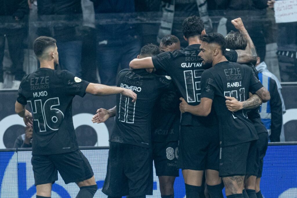 Jogadores do Corinthians comemoram gol