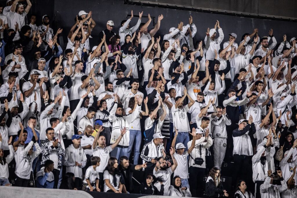 Torcida do Santos em partida contra o Ituano na Vila Belmiro