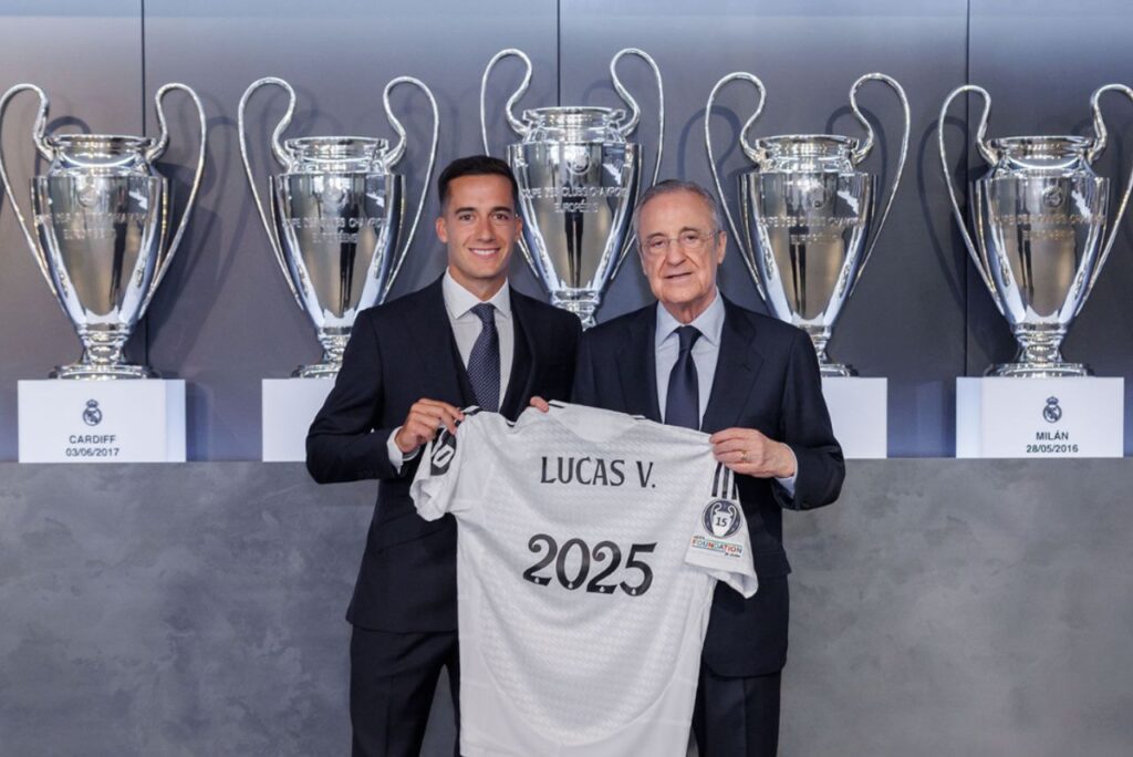 Lucas Vázquez ao lado de Florentino Pérez, presidente do Real Madrid